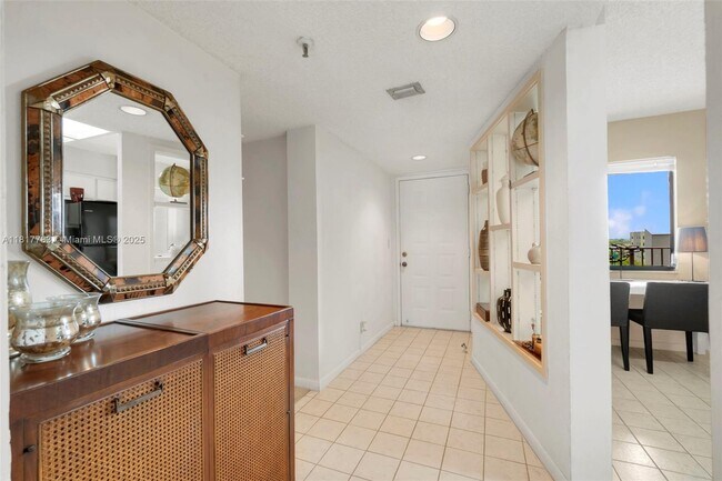 Building Photo - 2206 S Cypress Bend Dr