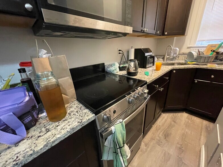 Building Photo - 63 Burbank St