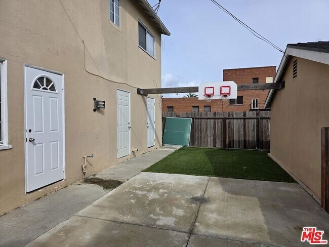 Building Photo - 509 S Catalina Ave