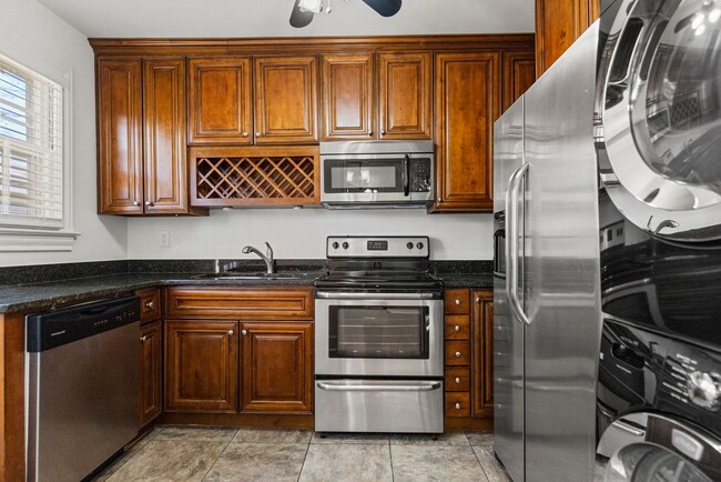 Building Photo - 202 Robinson St