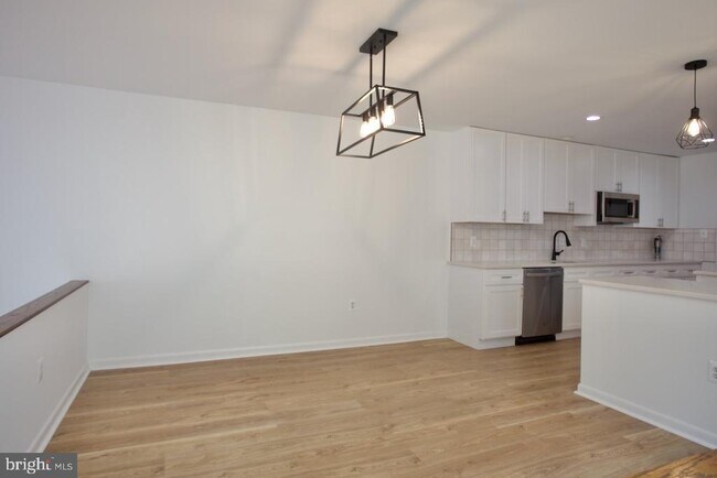 Building Photo - 5249 Strathmore Ave