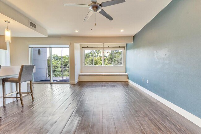Building Photo - 604 N Bluff Dr