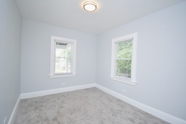 Building Photo - 1701 Sundale Ave