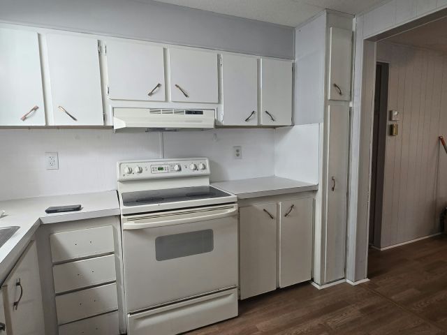 Building Photo - 305 49th Ave Dr W