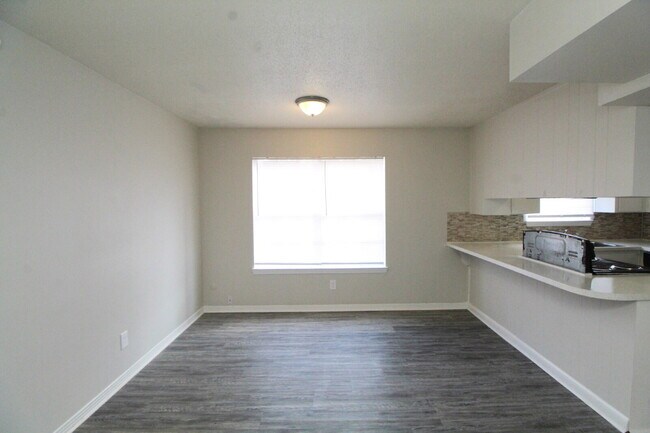 Building Photo - Updated 1BR First-Floor Apartment Near UWF & West Florida Hospital with LVP Flooring, Included Se...