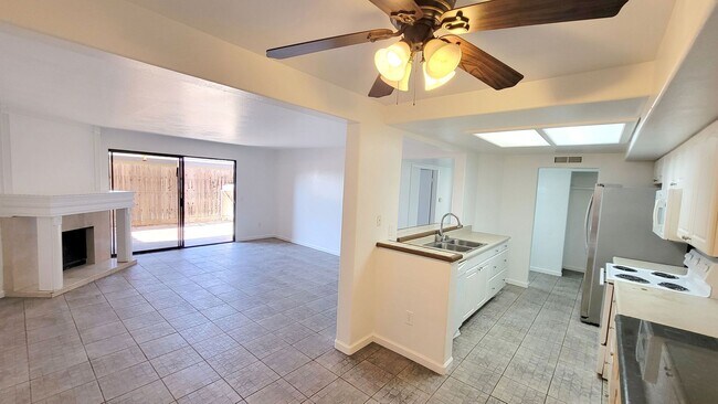 Building Photo - 2 bed/ 1 bath with a BIG Backyard in Escondido!! AVAILABLE NOW!!