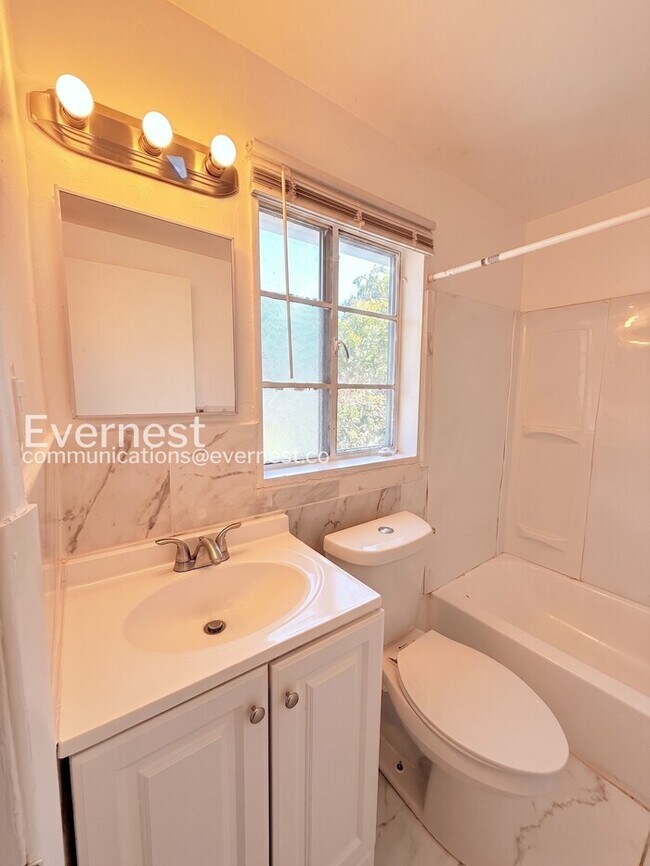 Building Photo - 2 Bed & 1 Bath Duplex in Detroit / Pet-Friendly / Section 8 Accepted / Available Now!
