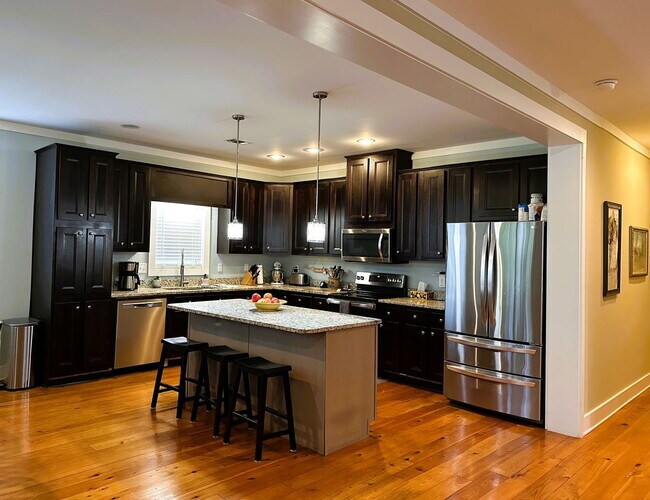 Building Photo - "Charming 4-Bedroom Retreat near beach acc...