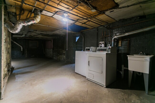 Building Photo - 2332 W 42nd St