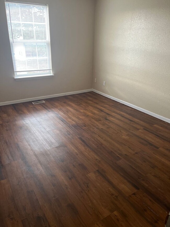 Building Photo - 725 Demaret Dr