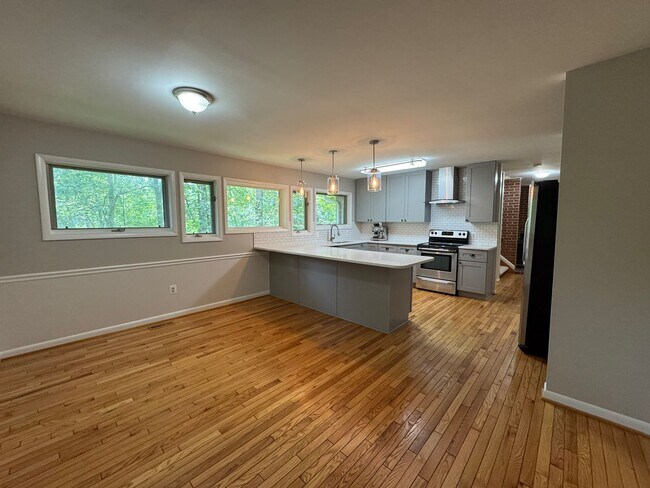 Building Photo - Fantastic 4 Bed 3.5 Bath Townhome With Sun...