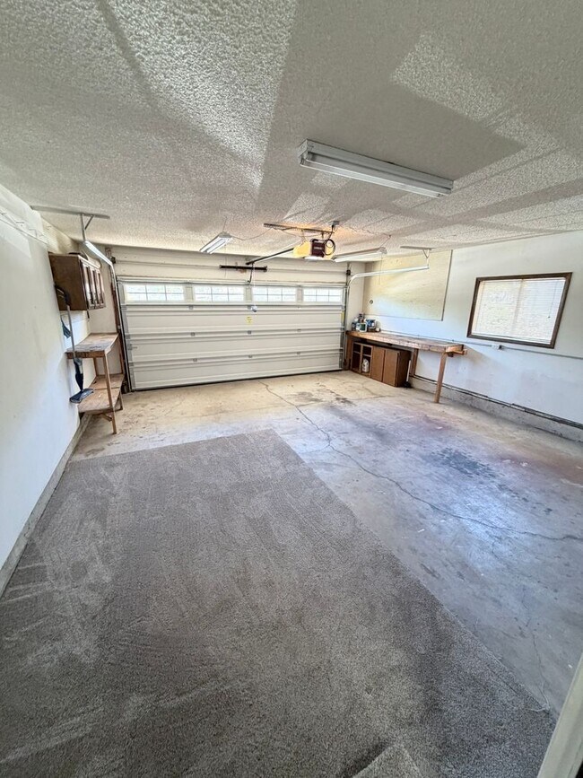 Building Photo - Well Maintained Three Bedroom Home in South Salem