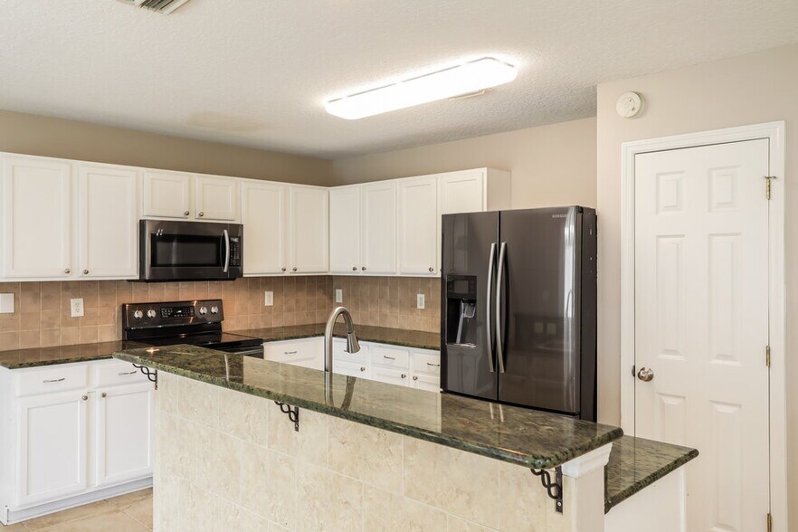 Building Photo - 7109 Beekman Lake Dr