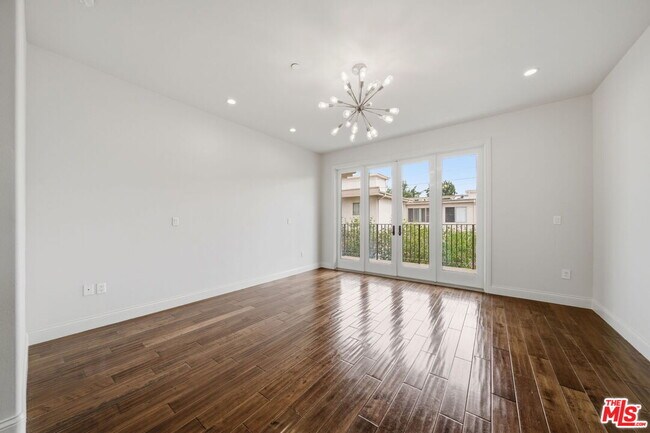 Building Photo - 320 S Swall Dr