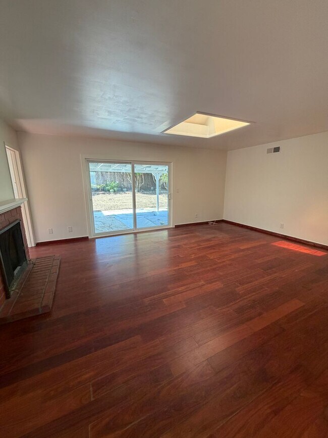 Building Photo - 5333 Parejo Dr
