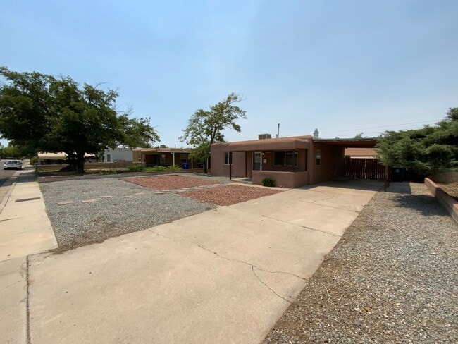 Building Photo - 2 Bedroom Single Story Home Available Near...