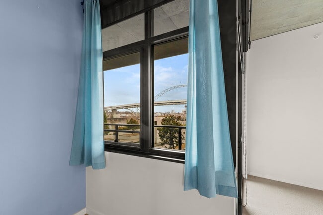 Building Photo - 1830 NW Riverscape St