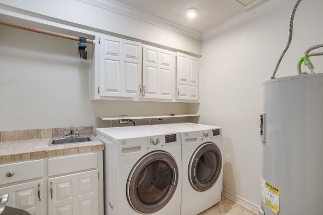 Building Photo - Private 4 Bedroom Retreat for Lease