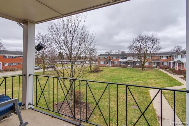 Building Photo - 1121 W Tienken Rd