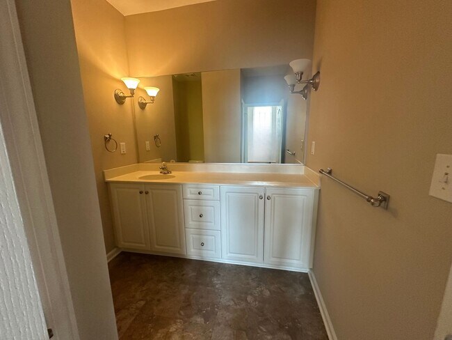 Building Photo - Beautiful townhouse style condo in Ridgely Manor - App Pending!