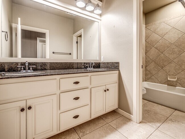 Building Photo - Luxury Edmond Townhome Overlooking Waterfa...