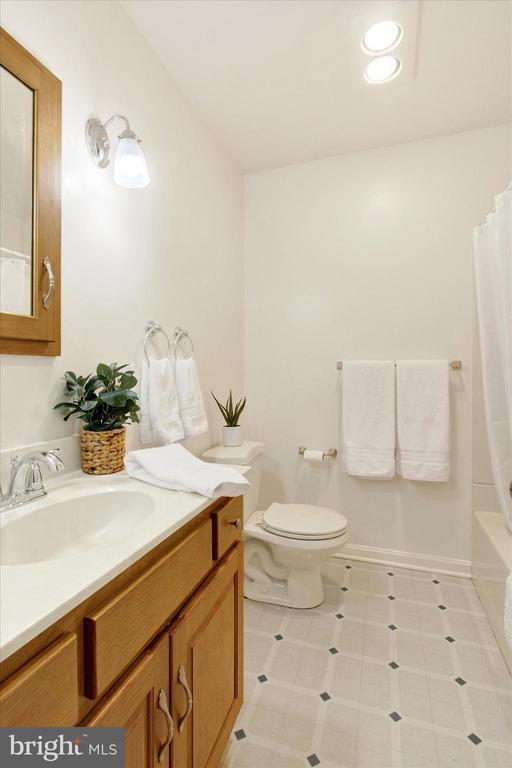 Building Photo - 974 Fairview Ave