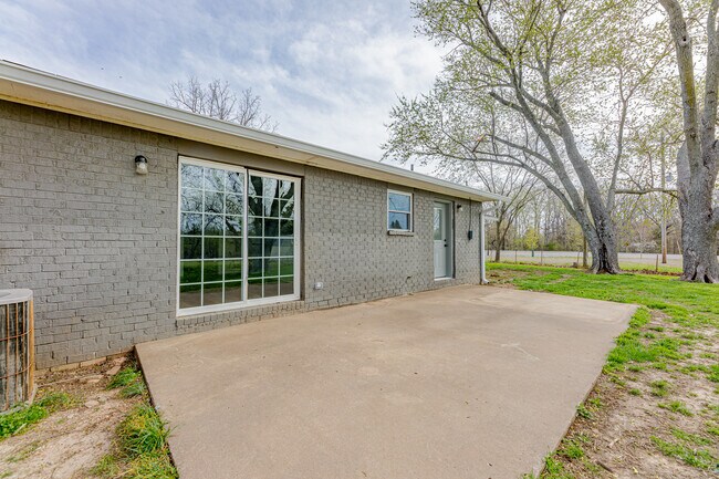 Building Photo - 10999 AR-72
