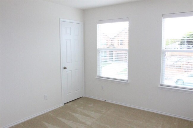 Building Photo - 1708 Uhland Dr