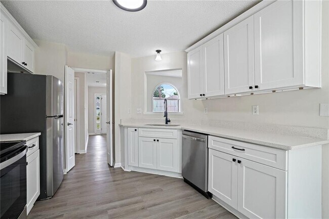 Building Photo - 3025 Andora Dr SW