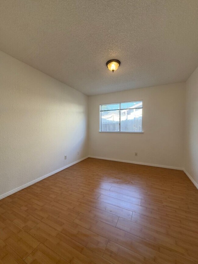 Building Photo - Located in a great neighborhood 4Bdm 2Ba Home With 2Car Garage