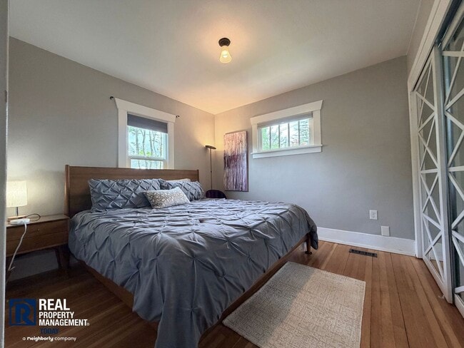 Building Photo - Fully Furnished North Tacoma Home Near Ruston Way & Stadium District!