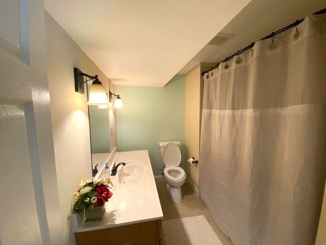 Building Photo - 5 Bed 3.5 Bath Chesterfield Charmer