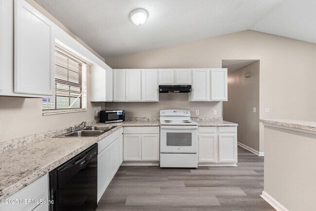 Building Photo - 3920 Sans Pareil St