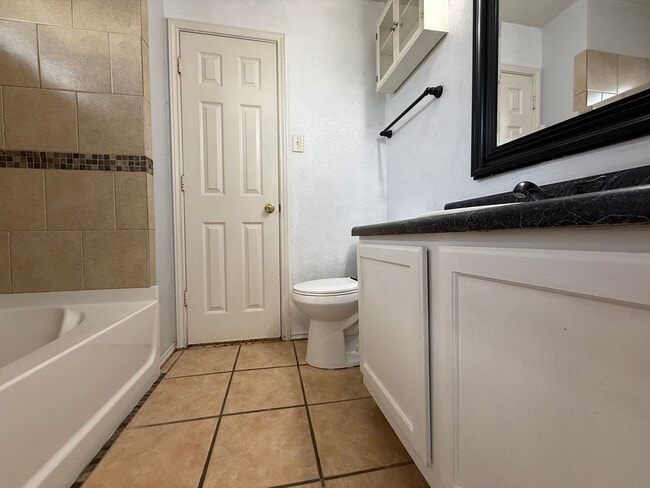 Building Photo - 2718 Blackburn Dr