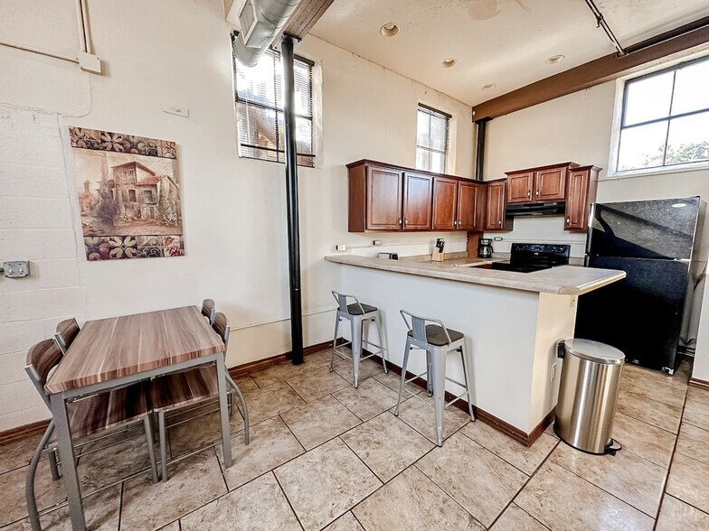 Building Photo - 521 N Jefferson Ave