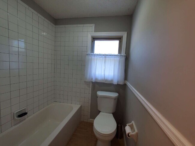 Building Photo - "Charming and Newly Updated 2-Bed Duplex Retreat in Hendersonville – 900 Sq Ft of Cozy Living!"