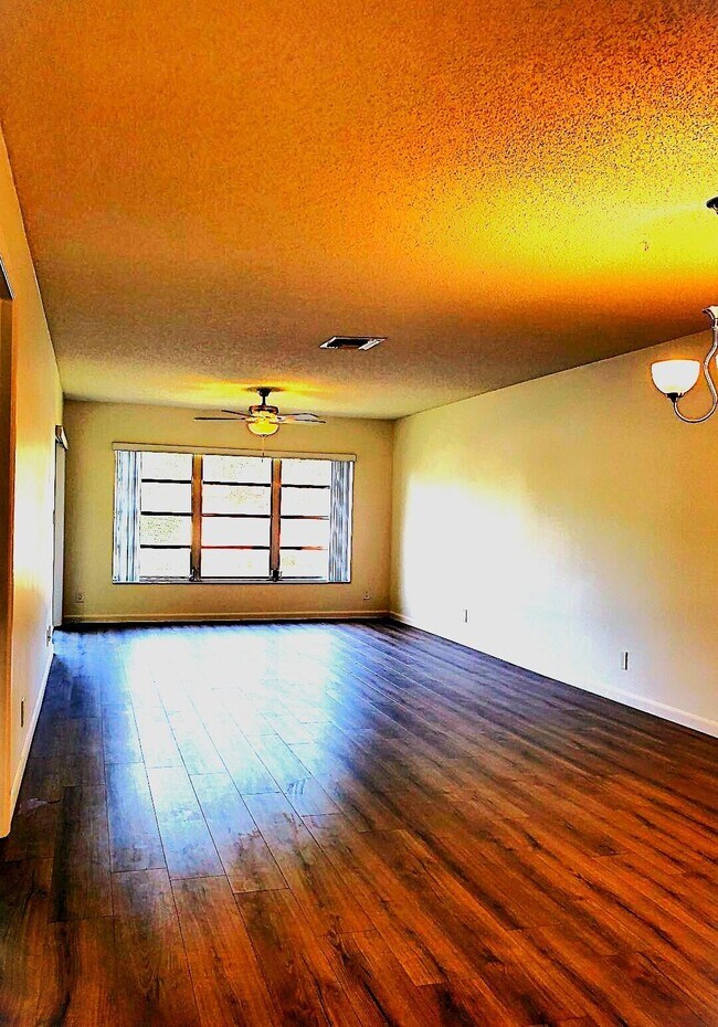 Building Photo - 5890 Sugar Palm Ct