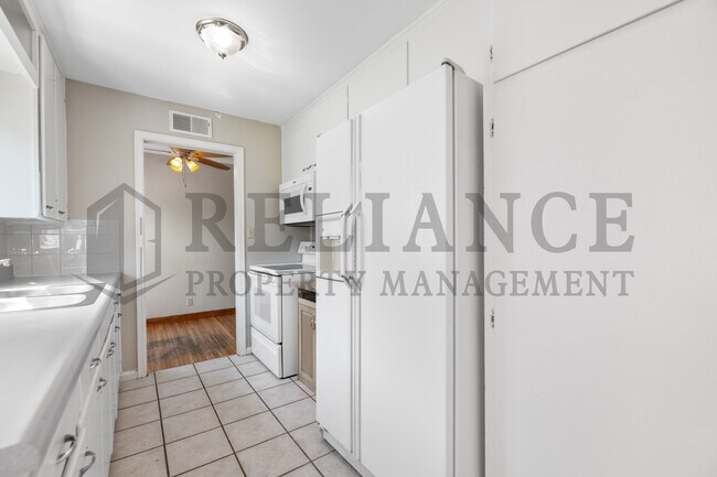 Building Photo - 726 S Apache Dr