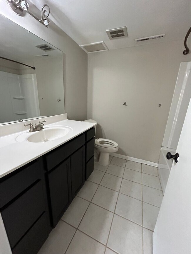 Building Photo - 5 bed 2 bath House in a quiet neighborhood