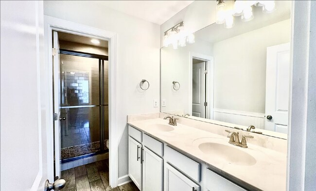 Building Photo - Charming 3-Bed End-Unit Townhome in Apex!