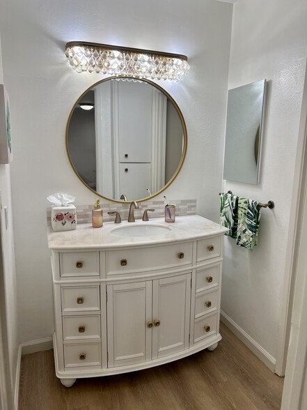 Bathroom - 911 N Kings Rd