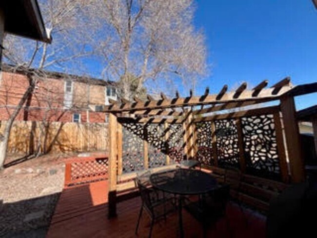 Building Photo - 604 W Brookside St