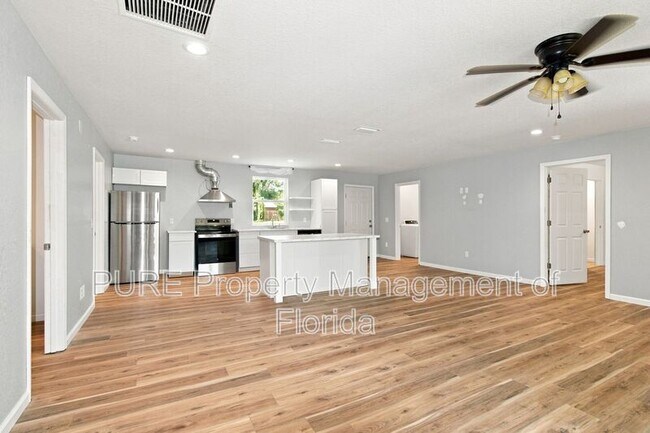 Building Photo - 11330 NE 66th Ln