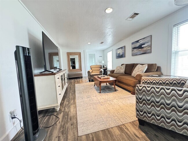 Building Photo - 879 Christmas Rd