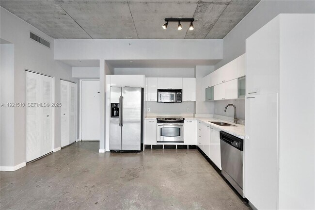 Building Photo - 133 NE 2nd Ave