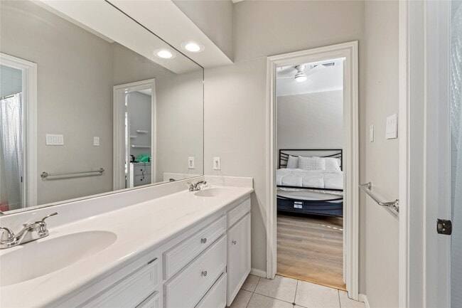 Building Photo - 6732 Vanderbilt St