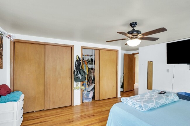 Building Photo - 3 Bedroom Home Located Near Shopping, Dini...