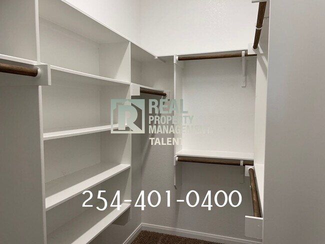 Building Photo - DEAL ALERT!!! 3 Bedroom, 2 Bathroom Home f...