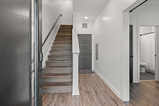 Building Photo - 738 Douglas Ave