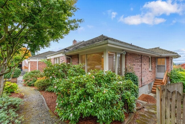 Building Photo - 4bd/2ba Seattle Home